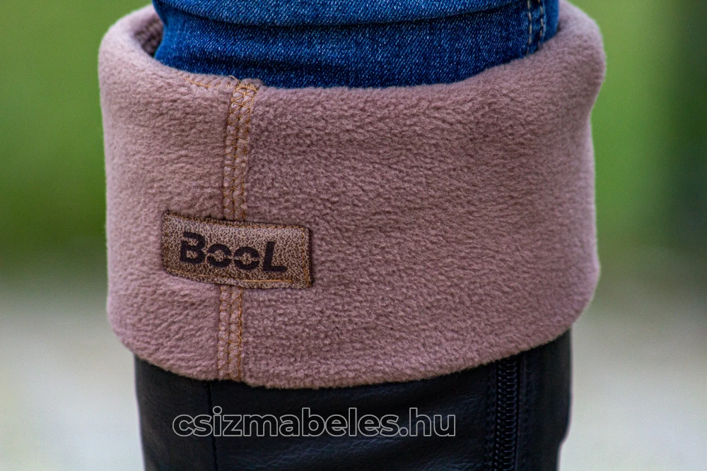 BooL barna csizmabélés visszahajtás közelről fekete bőrcsizmával