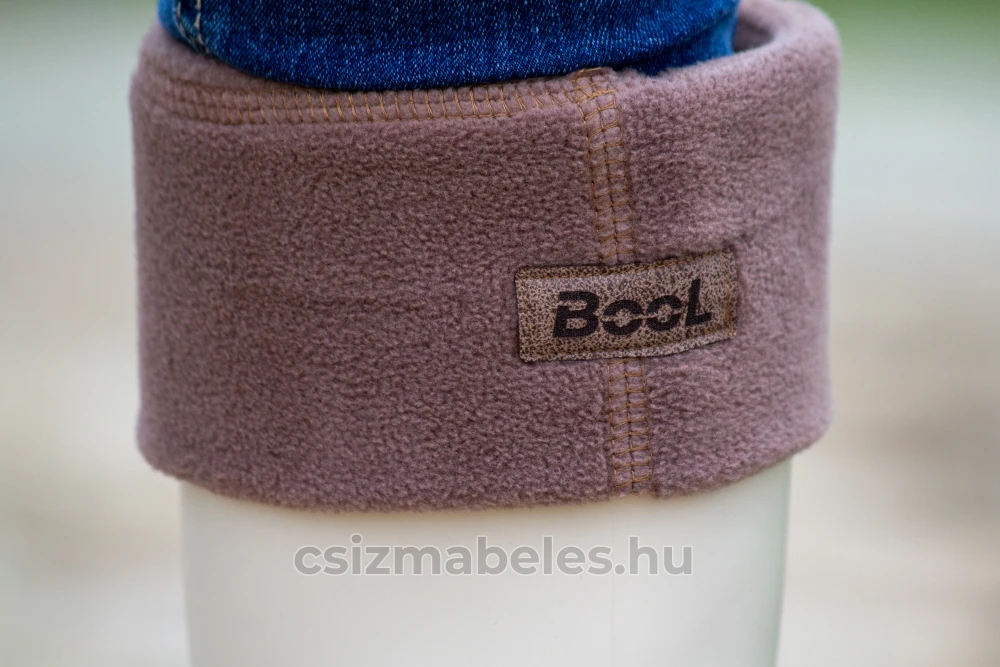 BooL barna csizmabélés visszahajtás közelről bézs gumicsizmával
